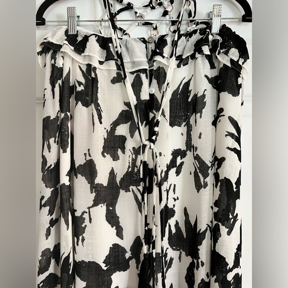 Feminine Boutique Maxi Dress - Picture 5 of 15